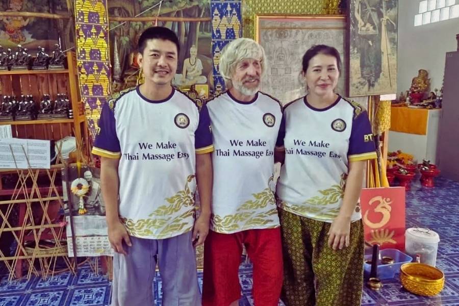 Boris Tichanovský se svými učiteli thajské masáže.
